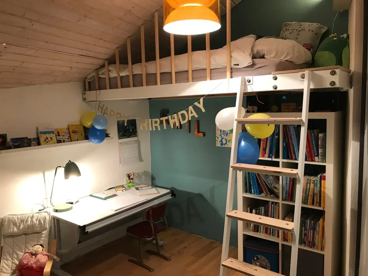 Ein **Hochbett mit Schreibtisch selber bauen** ist hier perfekt umgesetzt. Ein gemütliches Bett, ein Schreibtisch und ein Bücherregal sind platzsparend integriert.
