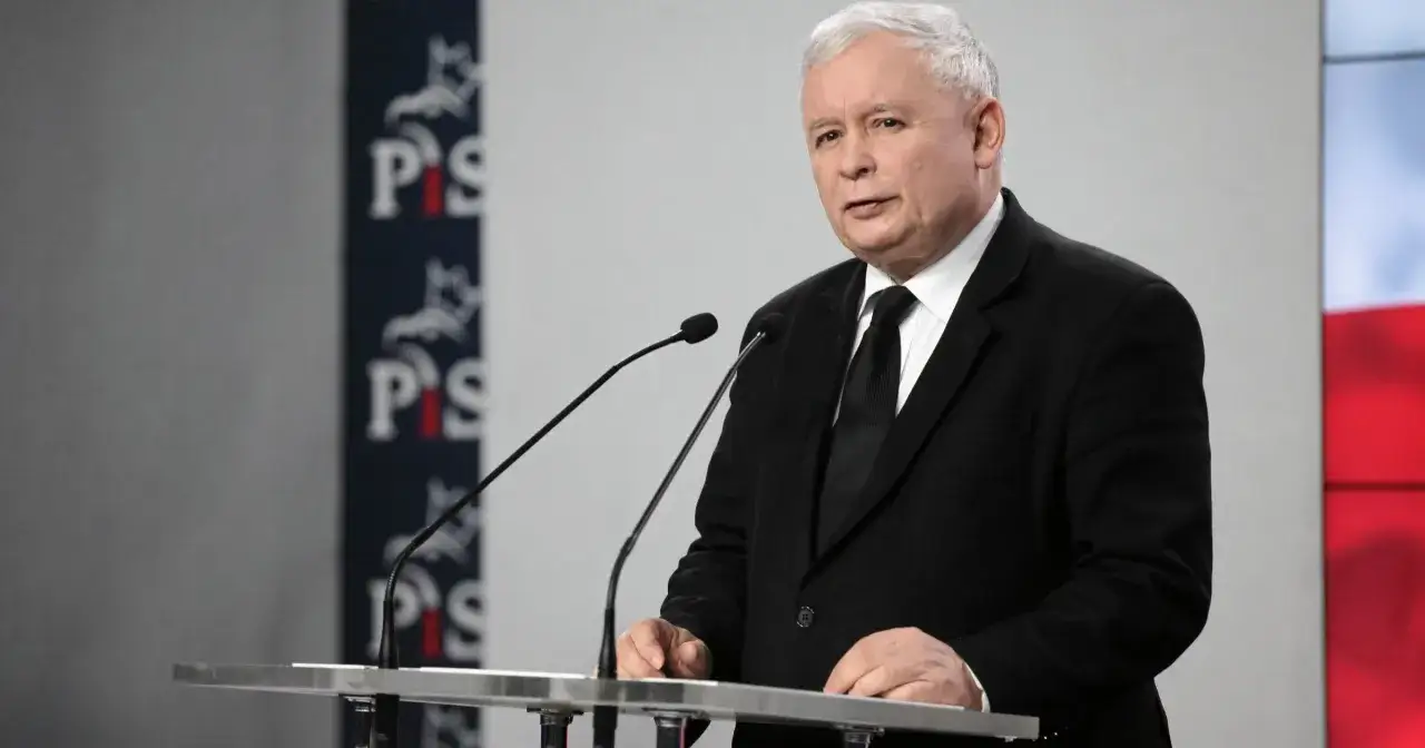 Jarosław Kaczyński, polityk, przemawia przy mównicy. Jego wzrost i waga są tematem dyskusji.