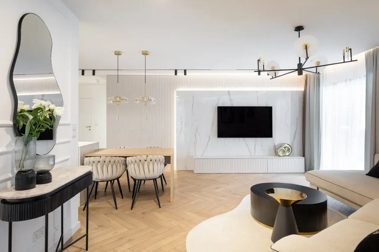 Nowoczesny salon z jadalnią, inspiracja dla tych, którzy chcą wiedzieć, jak zostać projektantem wnętrz. Marmur, złoto i welur tworzą luksusową atmosferę.