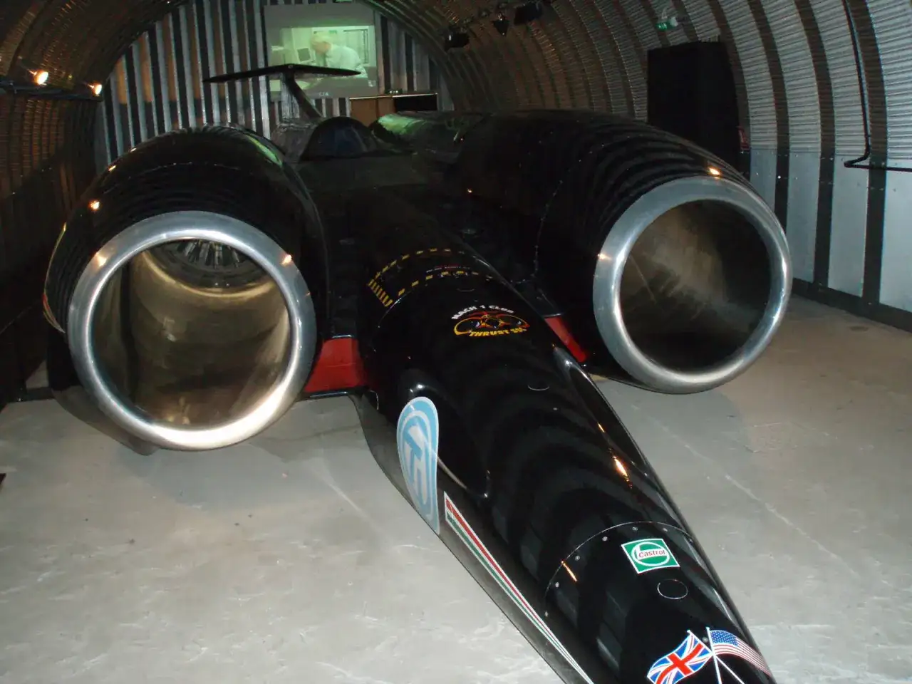 Czarny, odrzutowy pojazd Thrust SSC, najszybsze auto na świecie, z dwoma ogromnymi wlotami powietrza.