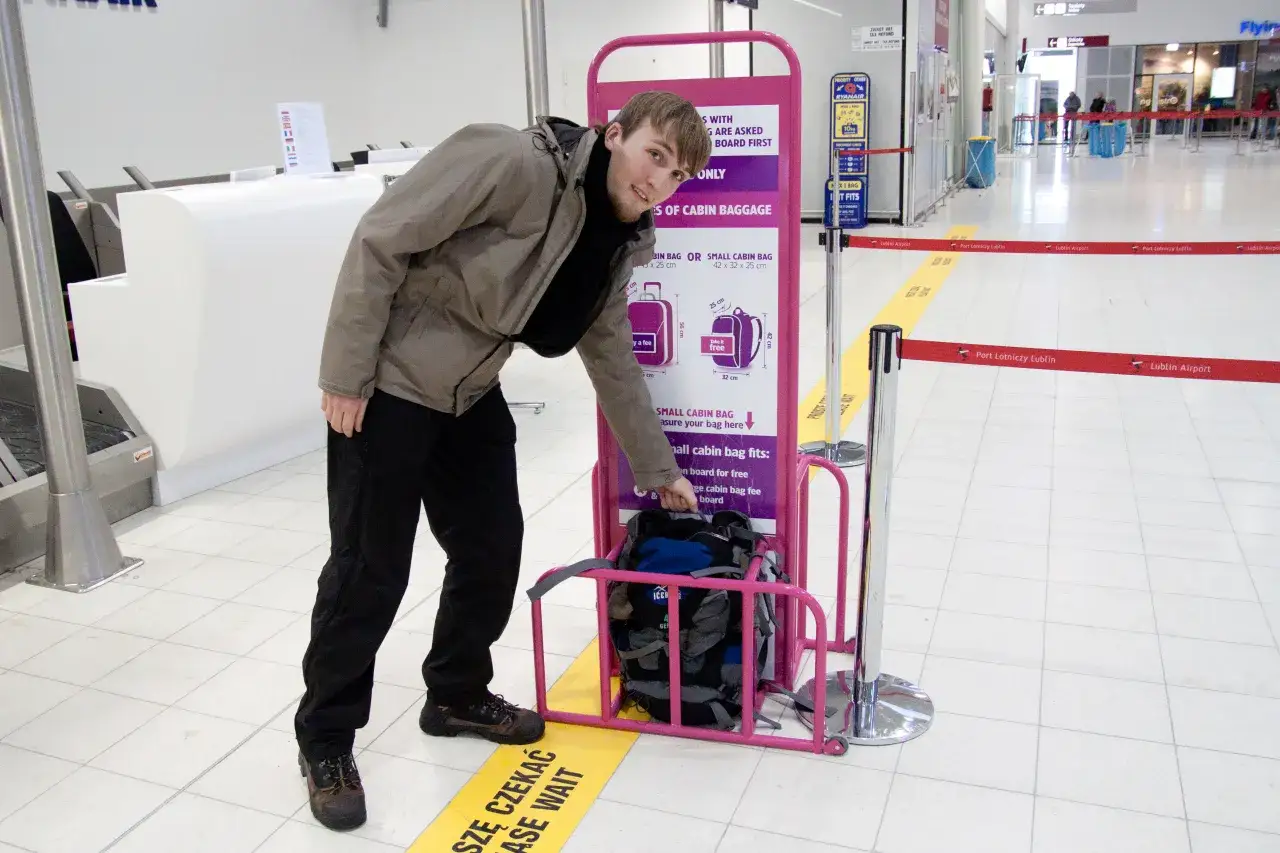 poduszka podr&oacute;żna Wizz Air na szyi plecaku