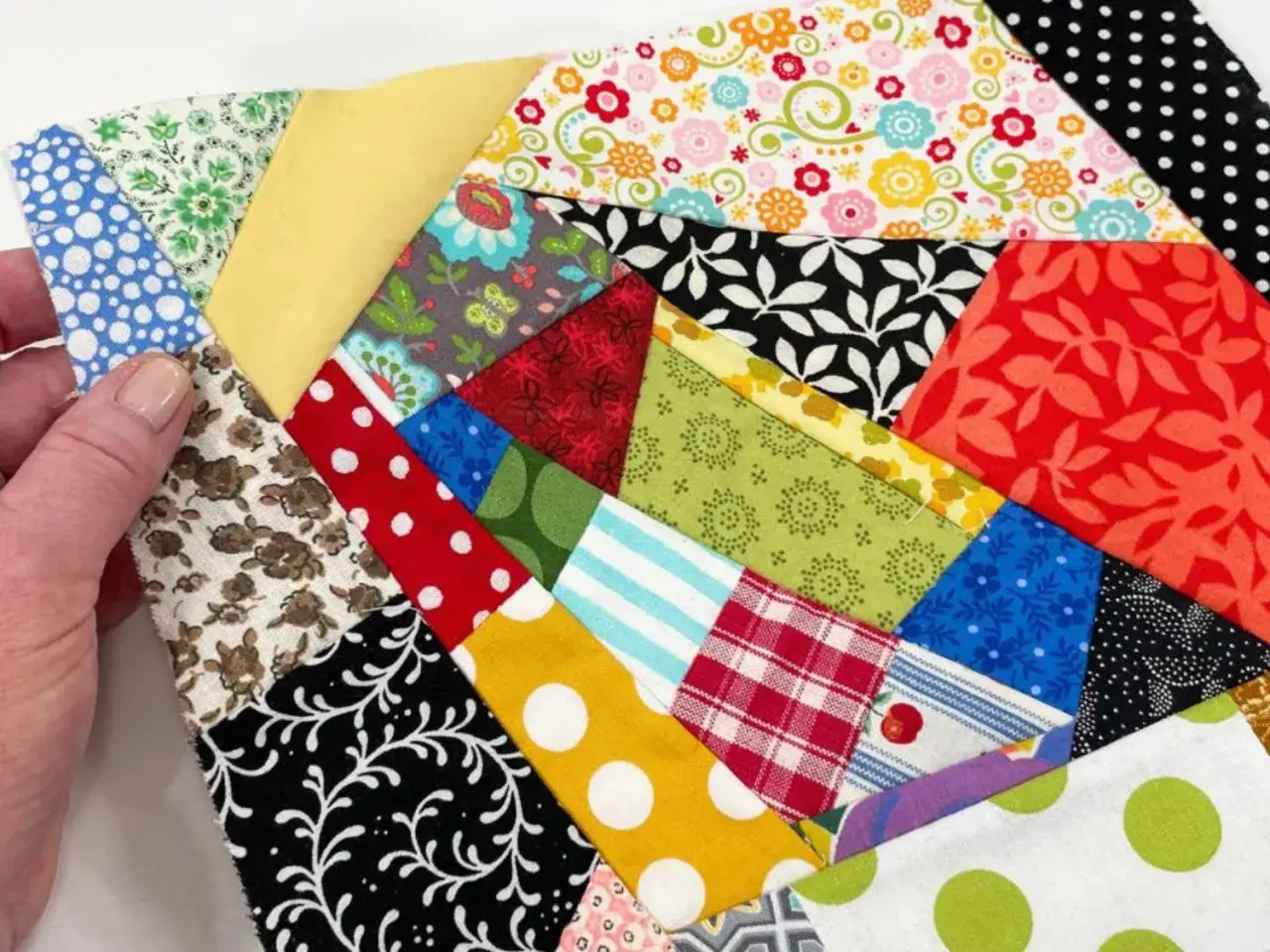 Bunte Stoffreste ergeben ein Patchwork-Muster. So lassen sich Stoffreste sinnvoll verwerten und zu etwas Neuem zusammenf&uuml;gen.