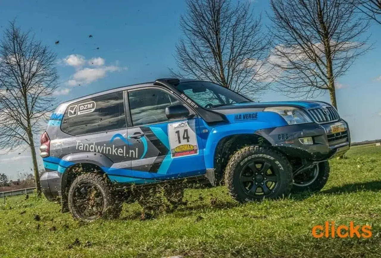 Toyota Land Cruiser 3.0 D4D 163 CV en acci&oacute;n, con barro salpicando. &iexcl;Potencia todoterreno!