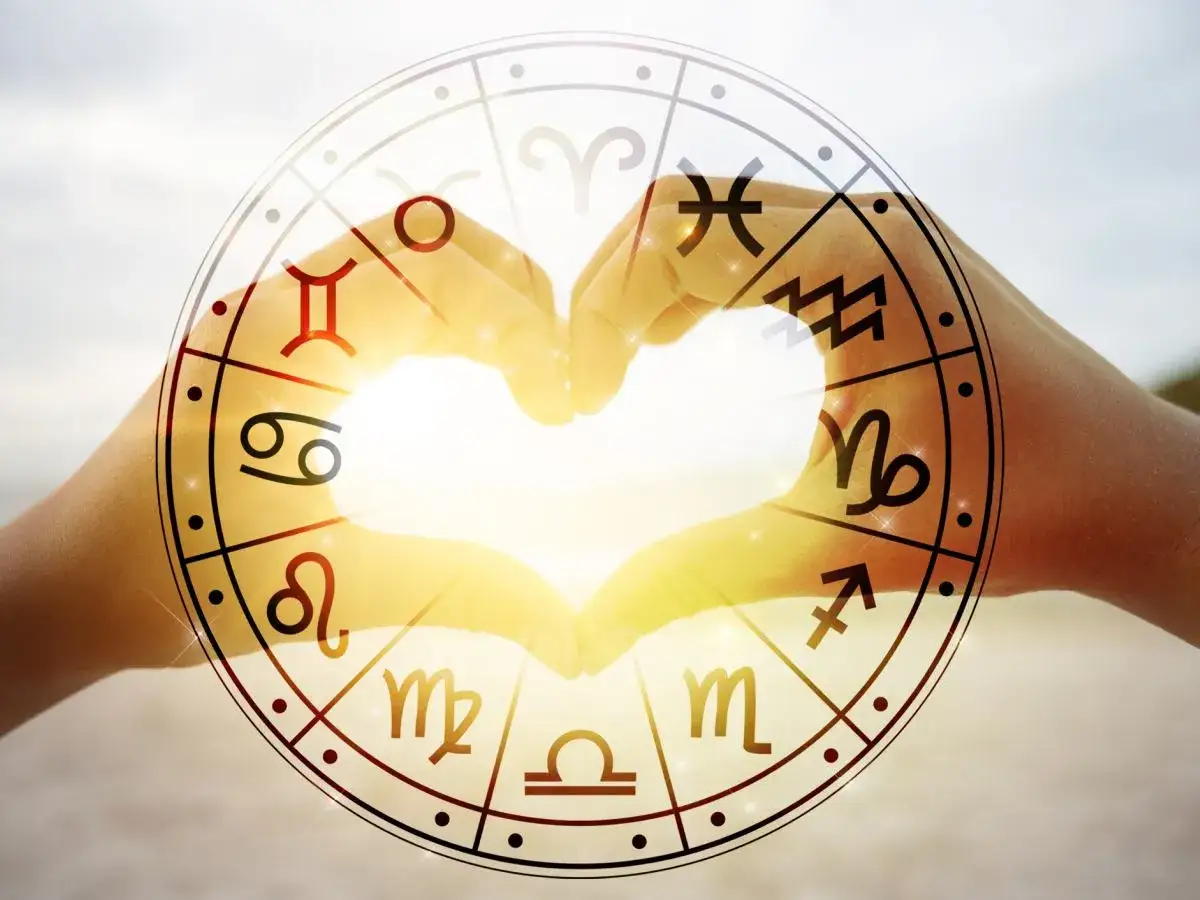 Dłonie tworzą serce, a w tle koło zodiaku. Czy to znak, że znajdziesz idealnego partnera dla Skorpiona?
