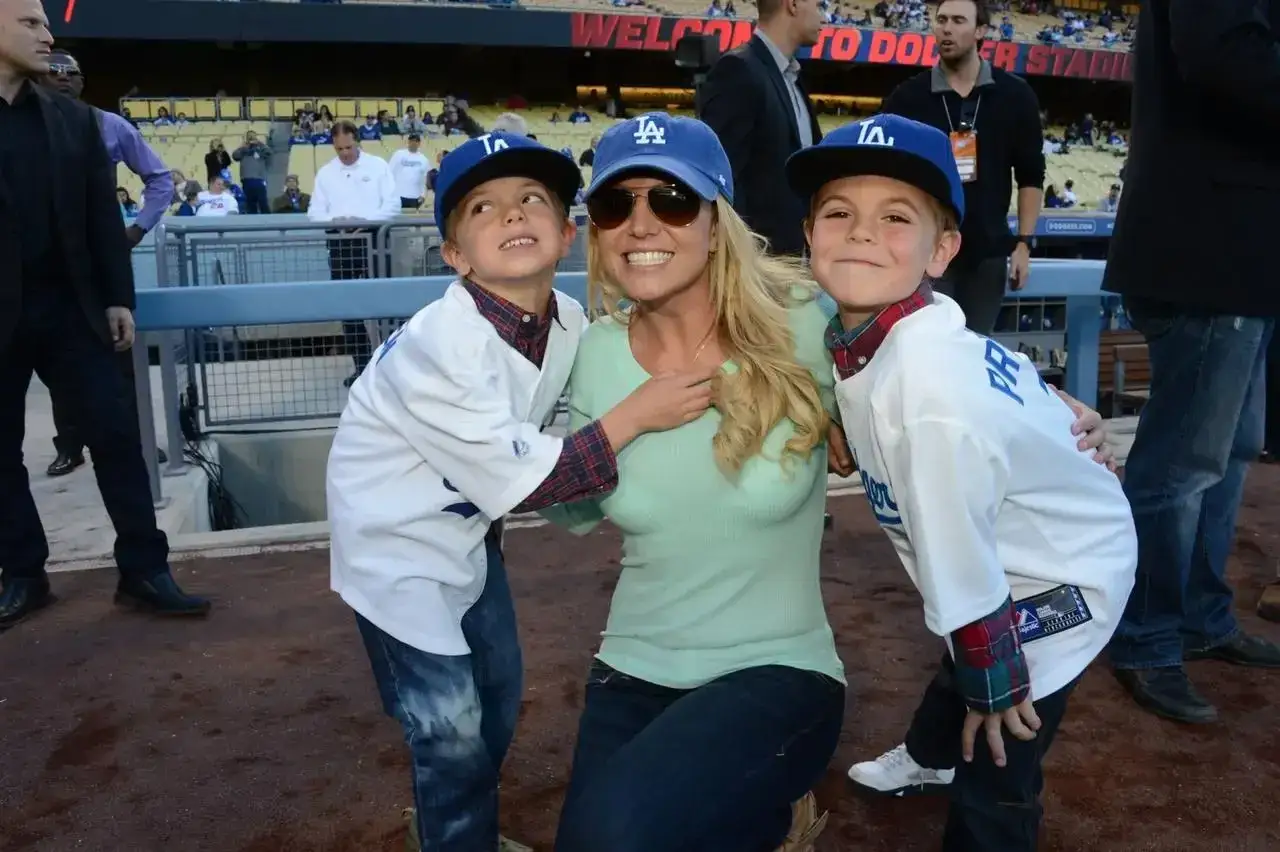 Britney Spears z synami, Jaydenem i Seanem Prestonem Federline, na meczu Dodgersów.