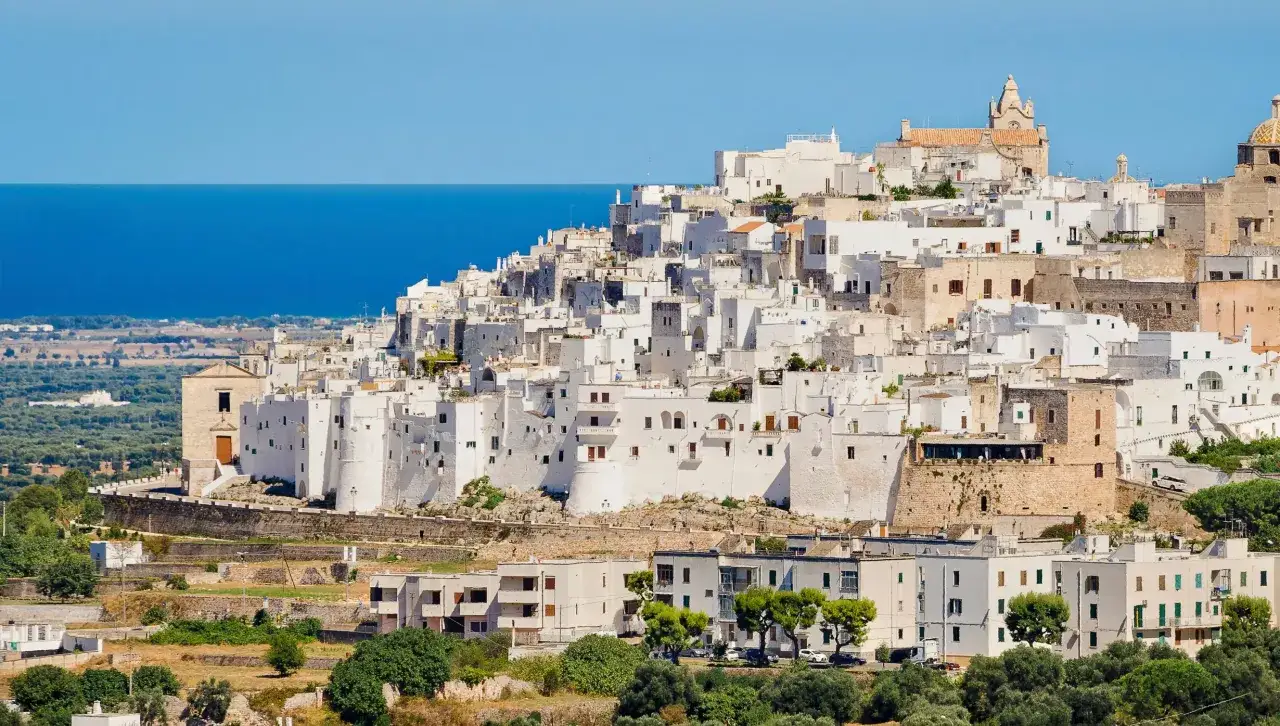 Białe miasto na wzgórzu, widok na morze. Ostuni, co zobaczyć w Apulii, to perła Włoch.