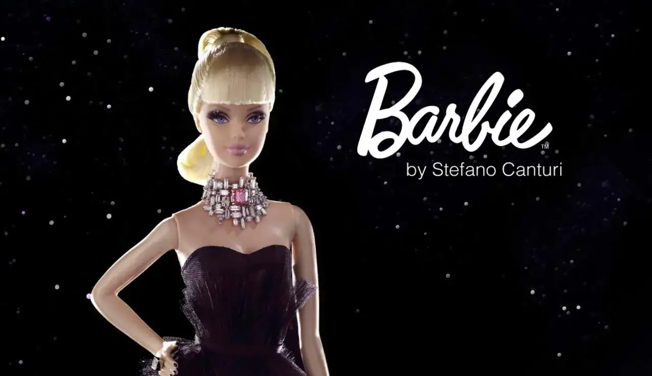 Barbie pi&ugrave; costosa al mondo, con abito nero e collana di diamanti, su sfondo stellato.