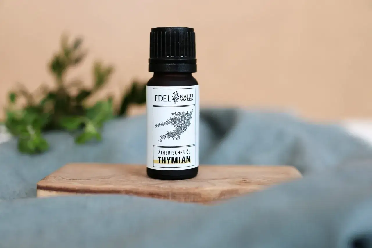 Flasche mit &auml;therischem Thymian&ouml;l. Vorsicht: Thymian kann giftig sein, wenn er falsch angewendet wird.
