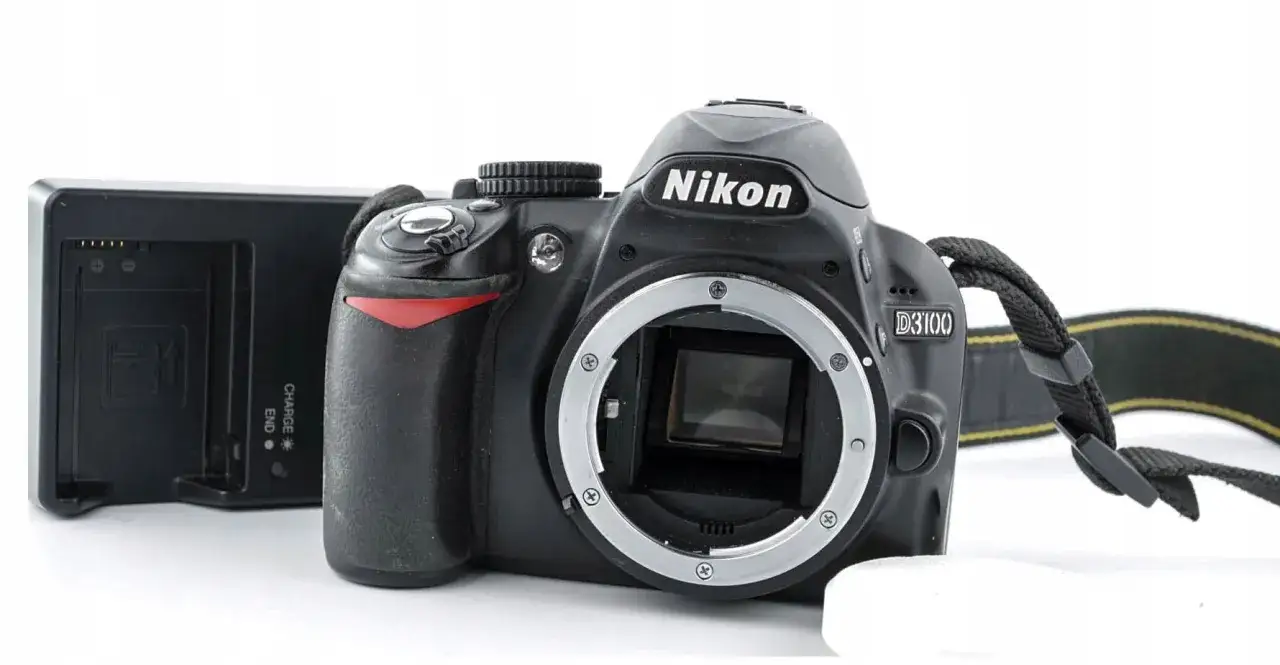 Nikon D3100 z ładowarką, gotowy do uchwycenia niezapomnianych chwil.