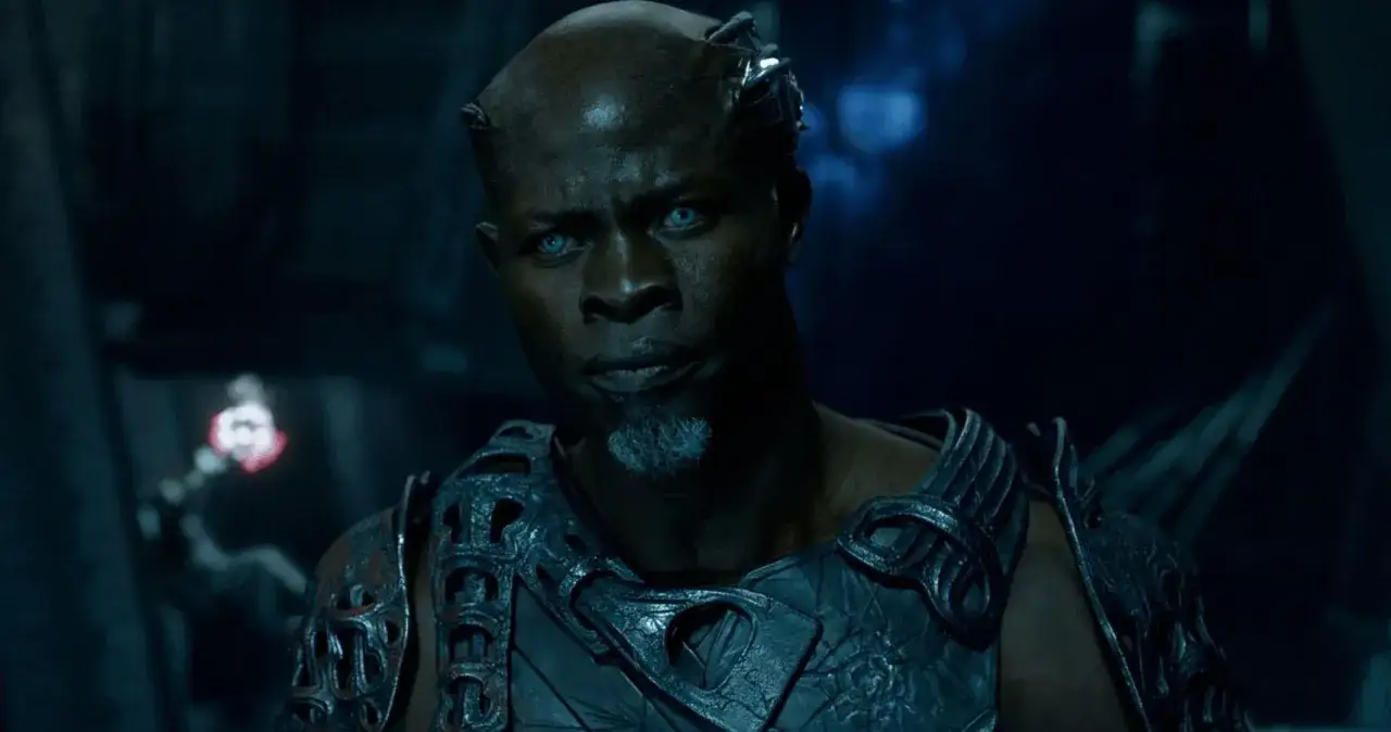 Djimon Hounsou mit blauen Augen und H&ouml;rnern, tr&auml;gt eine R&uuml;stung. Ein Blick in seine Filme.