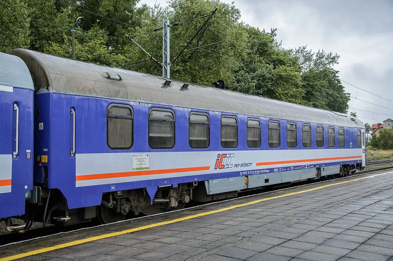 Wagon sypialny 2 osobowy PKP Intercity stoi na peronie.