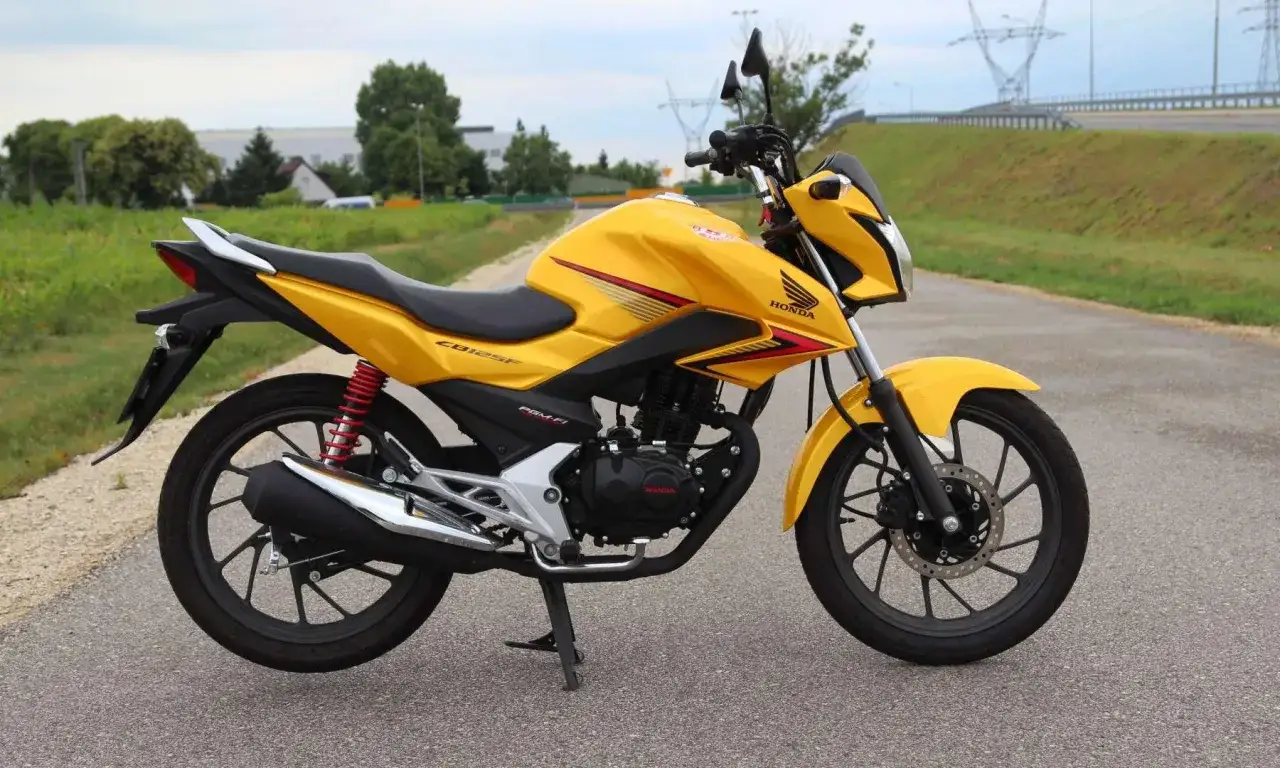 Żółty motocykl Honda CBF 125F, gotowy do jazdy, z widocznym napisem 