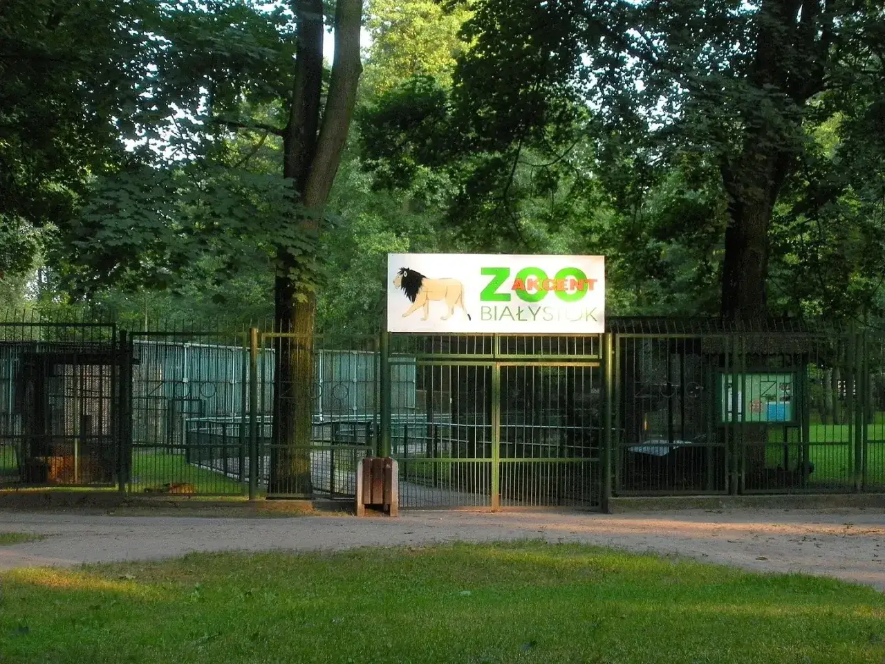Białystok zoo - świetne atrakcje dla dzieci! Brama wejściowa z lwem i napisem 