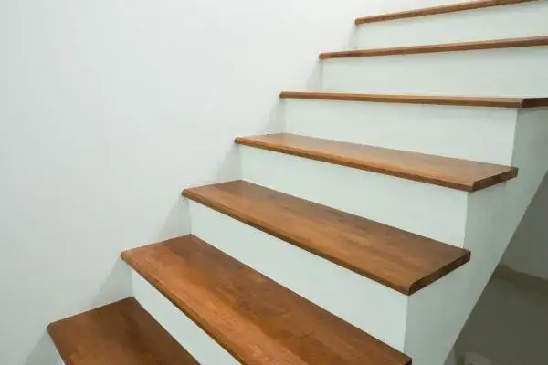Nowoczesne zabezpieczenia schodów bez balustrady i poręczy