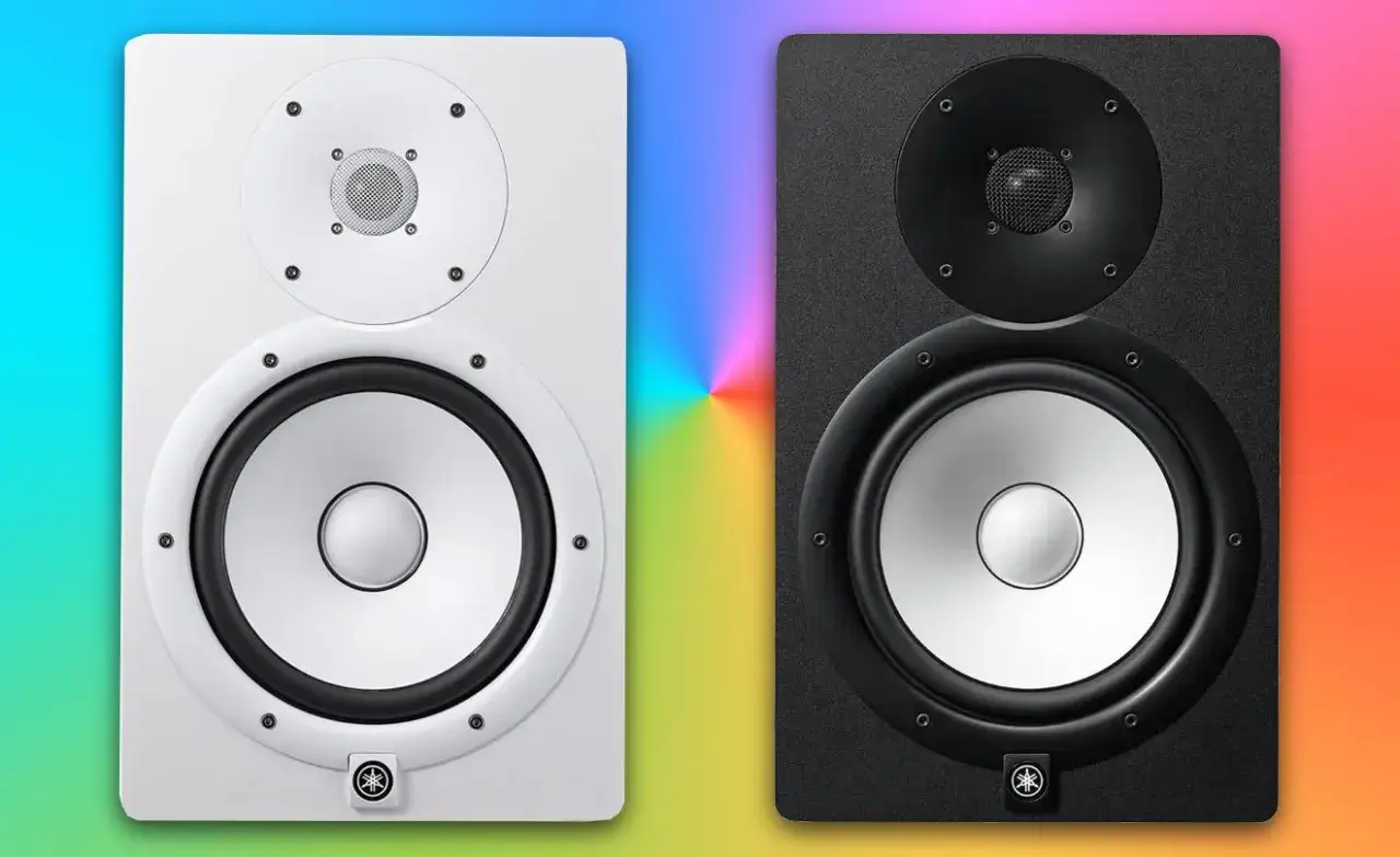 Zwei Yamaha HS8 Monitore, wei&szlig; und schwarz, im Test vor einem bunten Hintergrund.