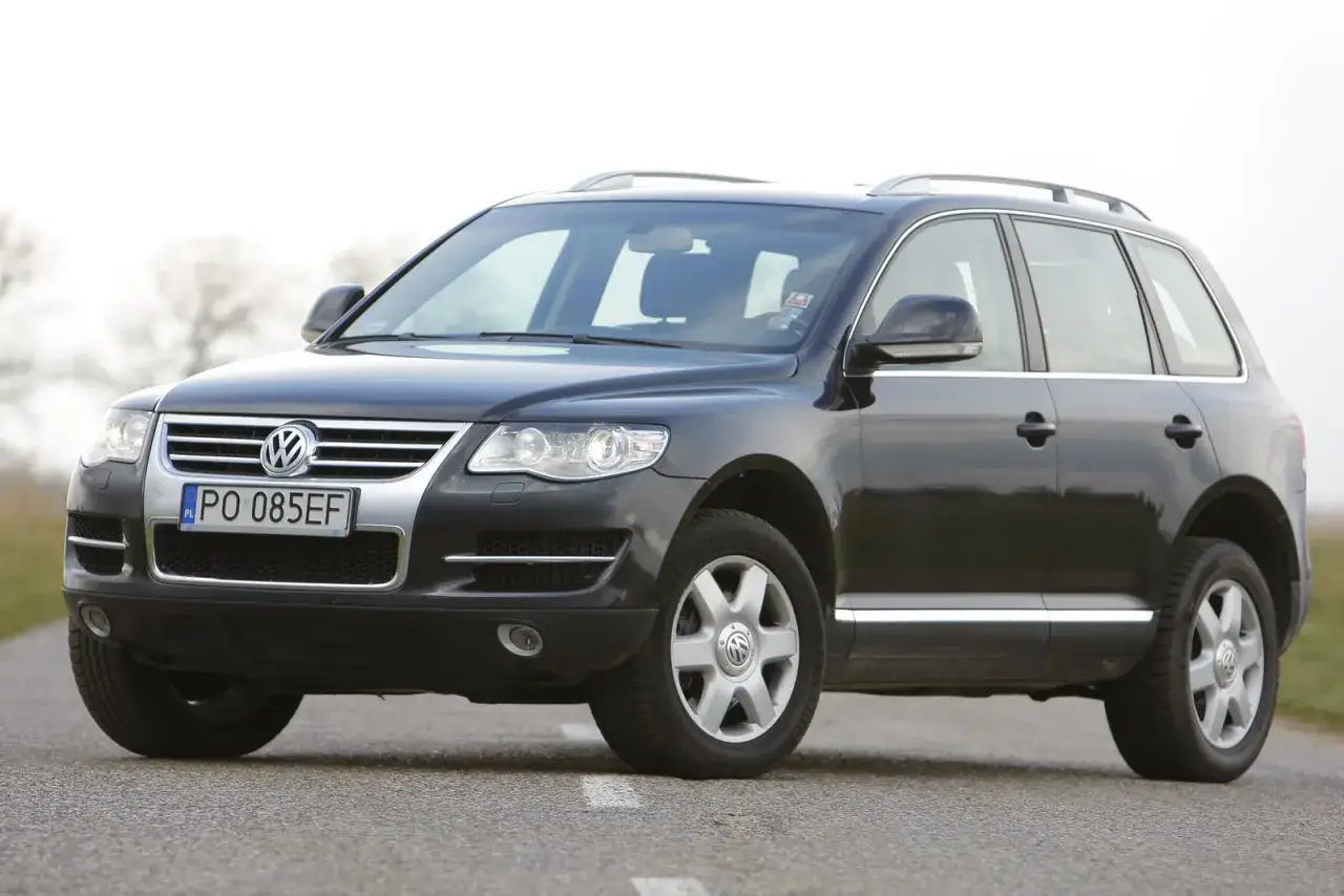 Czarny Volkswagen Touareg na drodze. Poznaj jego imponujące volkswagen touareg wymiary, idealne do każdej podróży.