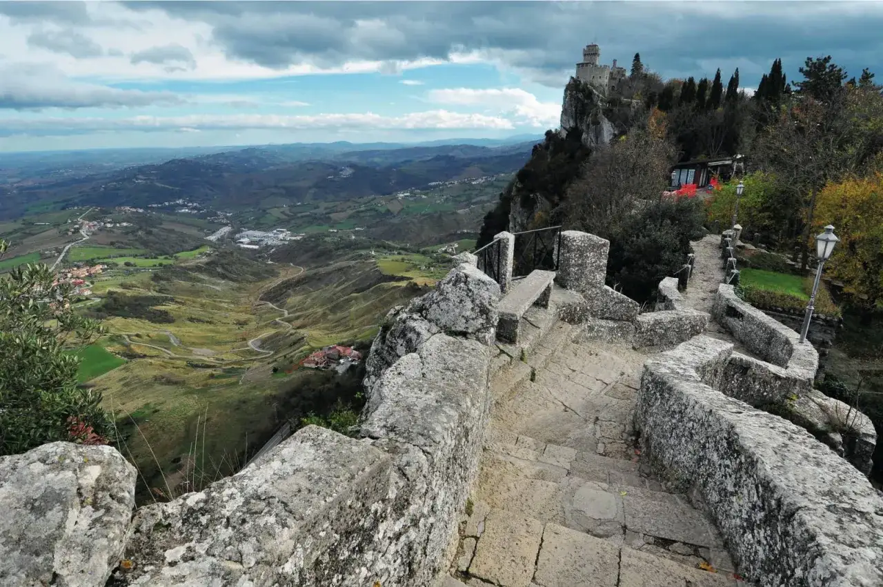 Sentiero panoramico del percorso 3 torri San Marino, con vista sulla valle e la prima torre in lontananza.