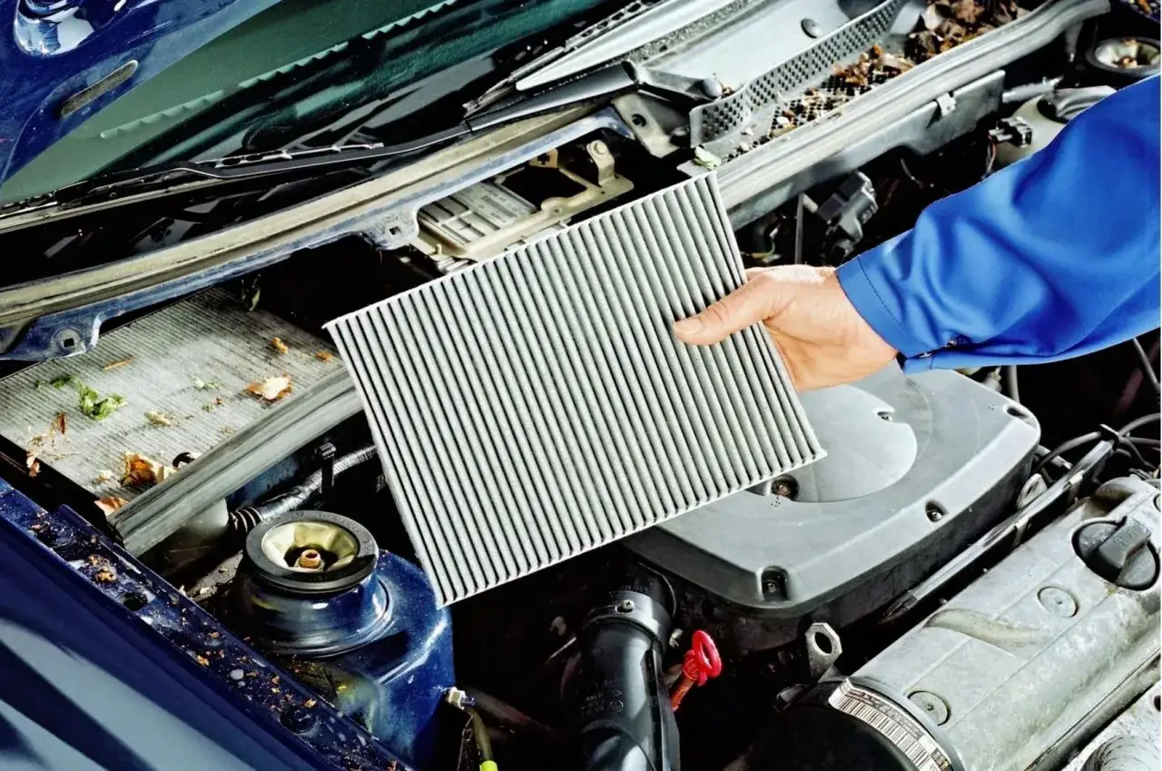 Wymiana filtra kabinowego w Ford Focus MK3. Widać brudny filtr i nowy, gotowy do montażu.