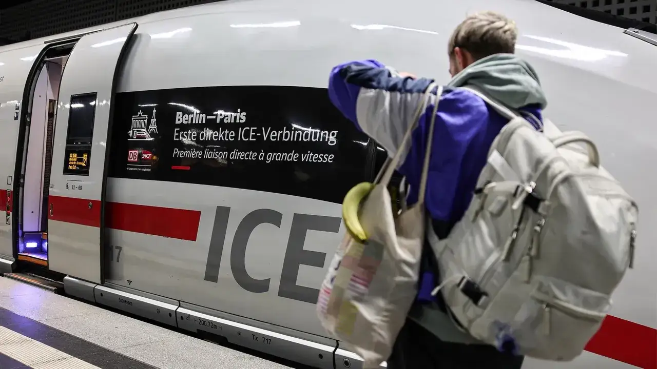 Reisende mit Rucks&auml;cken steigen in einen ICE der internationalen Verbindung Berlin-Paris.