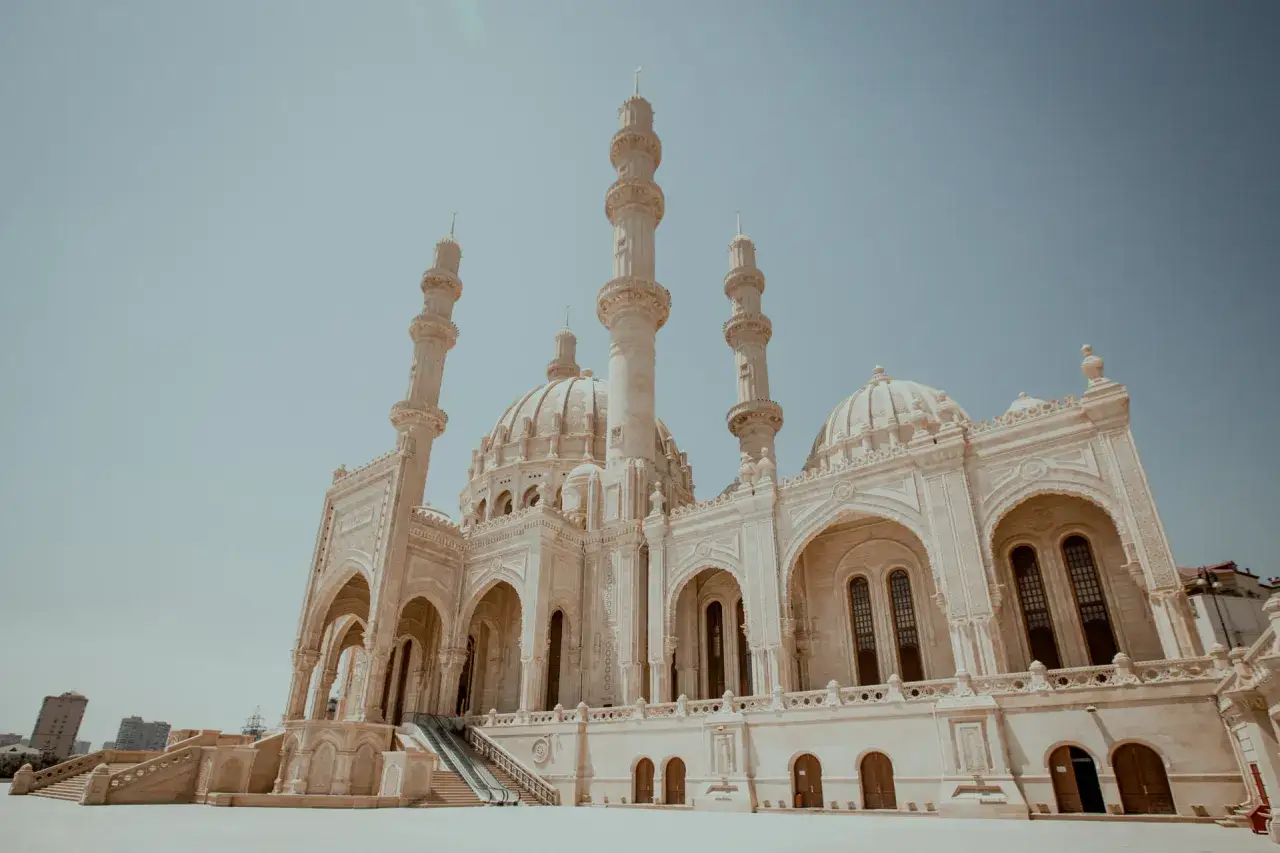 Imponująca budowla z kopułami i minaretami, symbolizująca azerbejdżan religia.