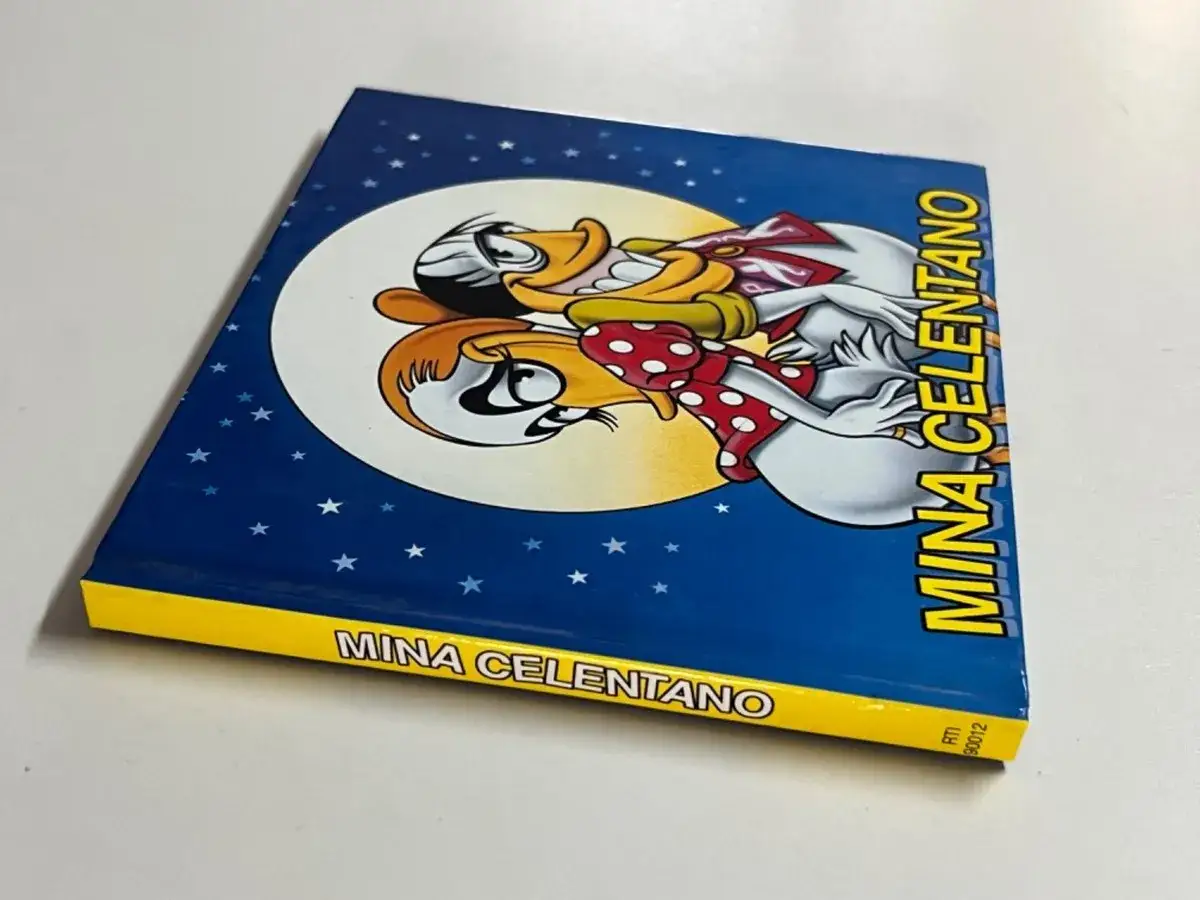 Copertina di un libro con Paperino e Paperina sotto la luna, con la scritta