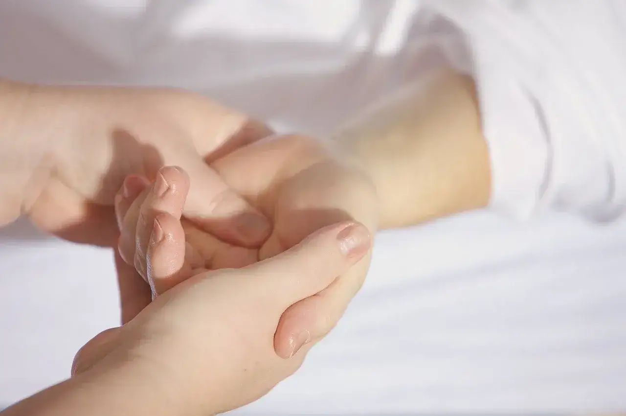 Mains douces appliquant une pression sur le poignet, &eacute;voquant les bienfaits du Jin Shin Jyutsu pour le bien-&ecirc;tre.