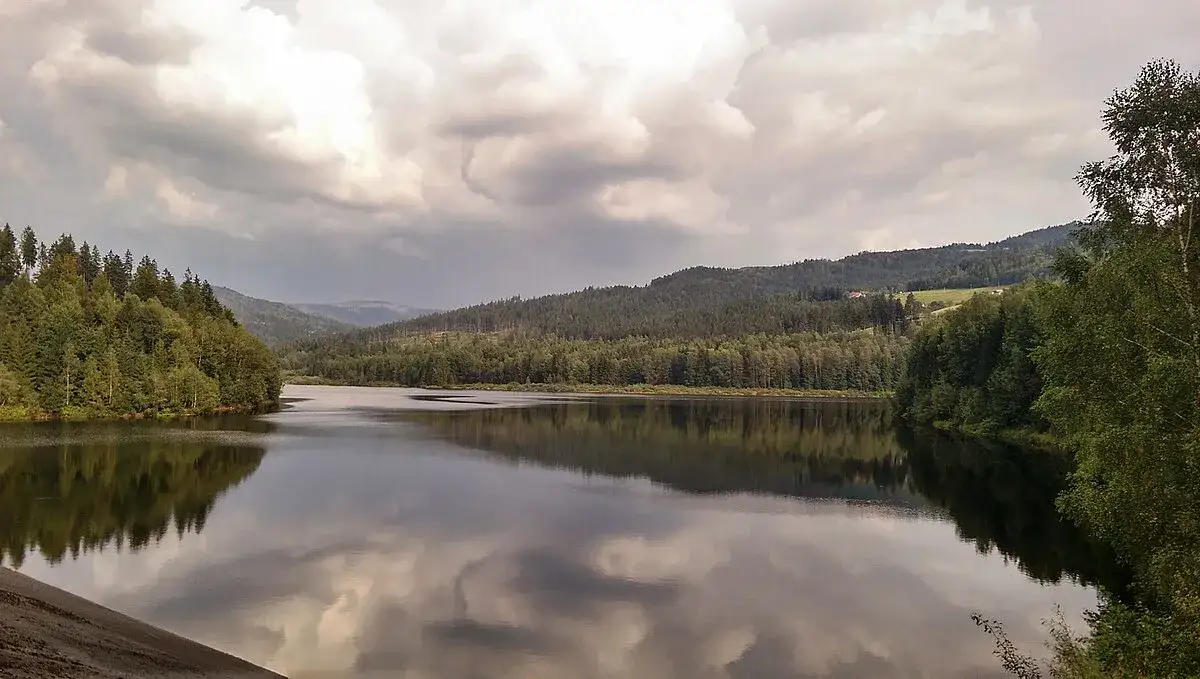 panoramiczny widok na Jezioro Czerniańskie i zaporę w Wiśle Czarne