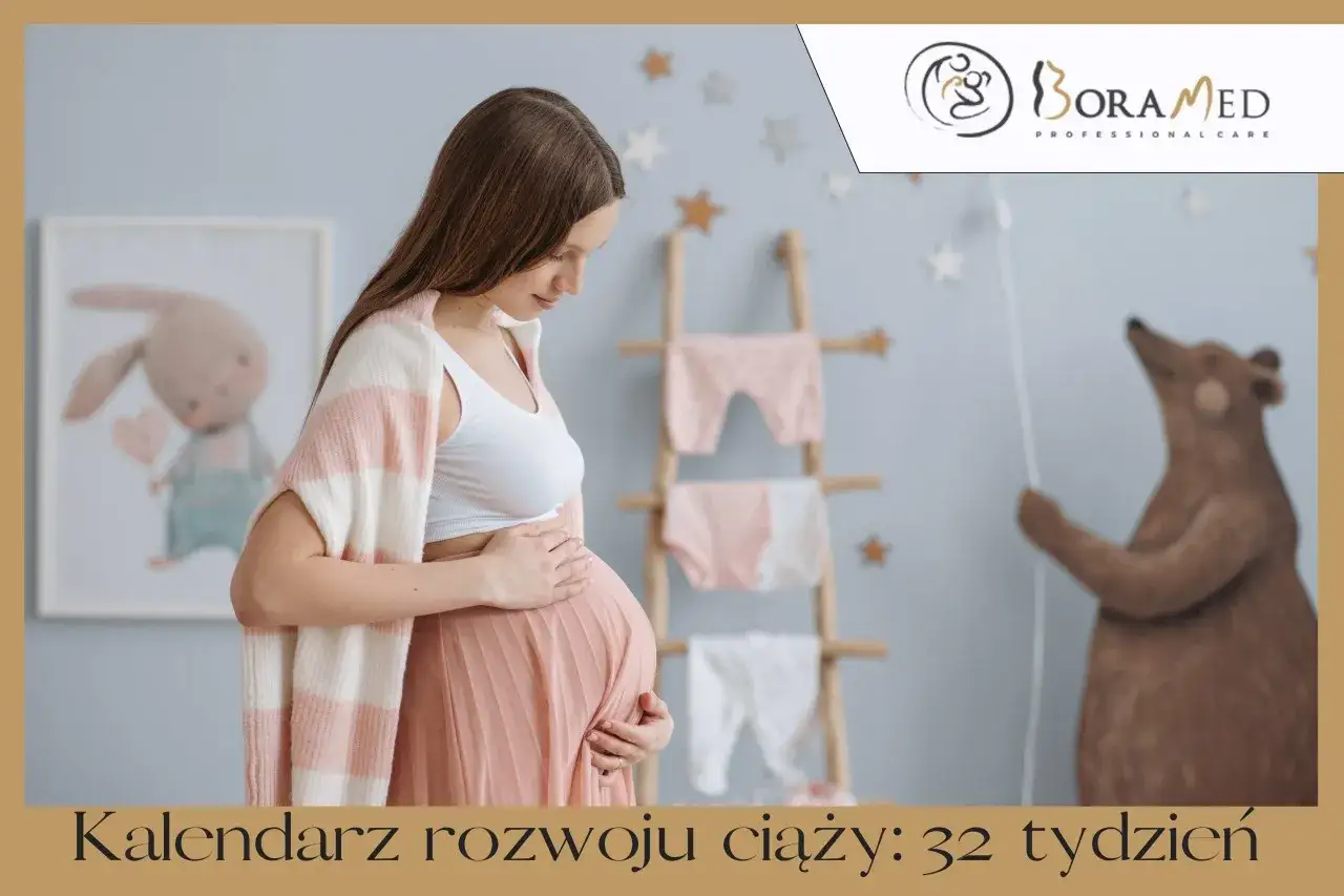 Kobieta w 32 tygodniu ciąży, który to miesiąc, czule dotyka brzucha. W tle pokój dziecięcy z misiem i króliczkiem.