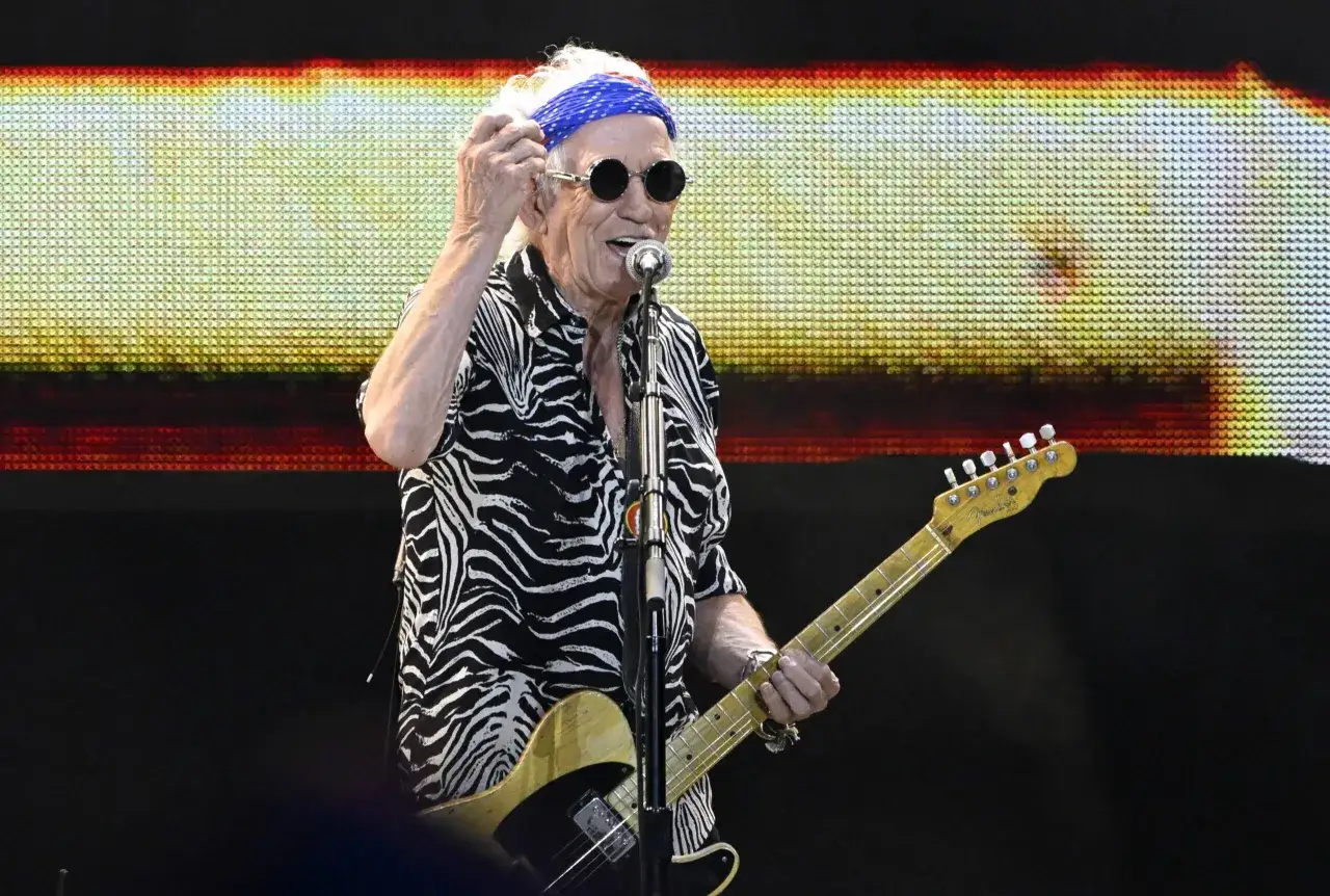 Keith Richards heute, mit seinem ikonischen Zebrahemd und einer Gitarre, rockt die Bühne.