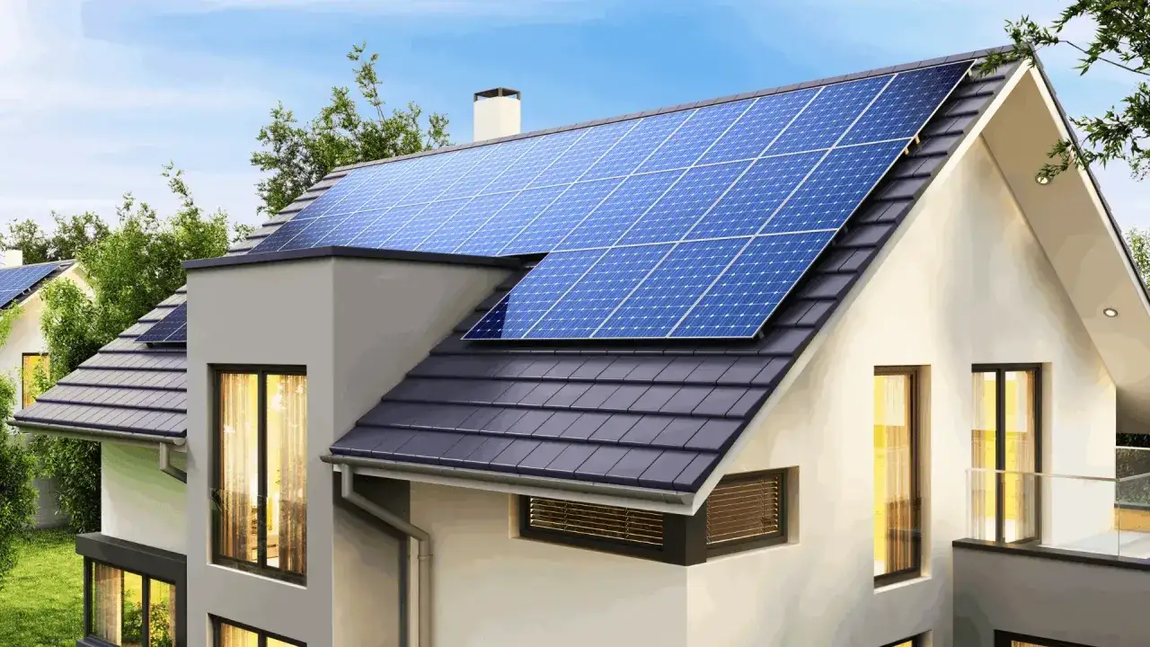 Maison moderne avec panneaux solaires bleus sur le toit. Une question se pose : quel type de panneau solaire choisir pour une telle installation ?