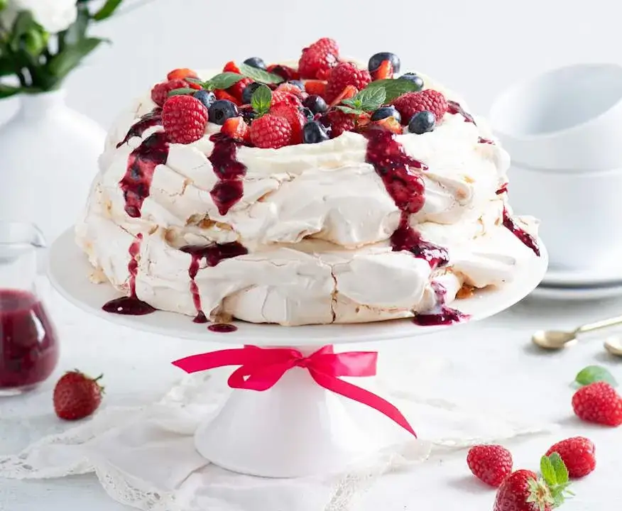 Tort bezowy z kremem i owocami