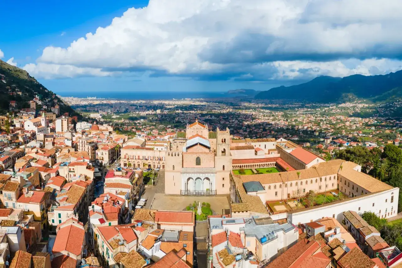 Widok na Palermo z góry, z katedrą i górzystym krajobrazem. Czy warto odwiedzić to miasto? Zdecydowanie tak!