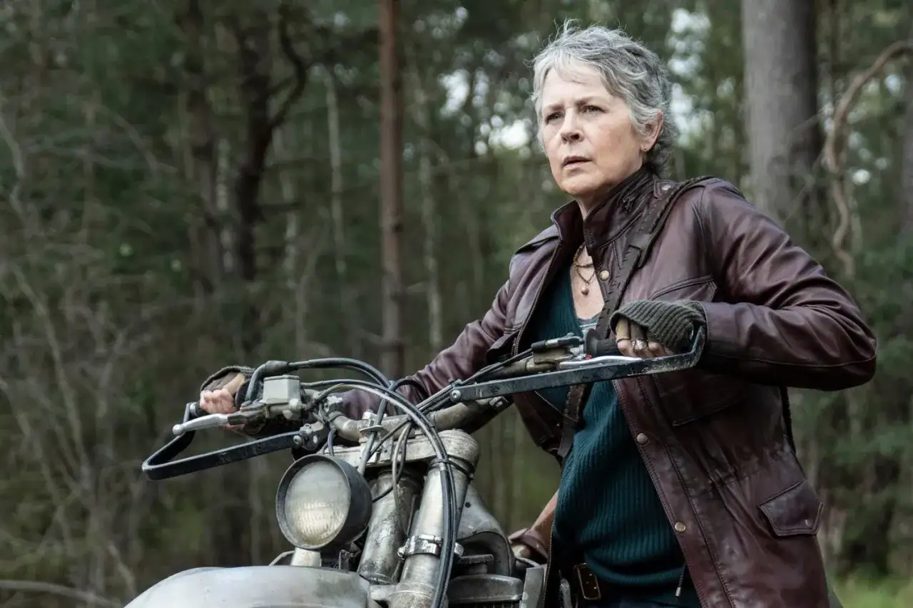 Carol, dans The Walking Dead, prête à partir à l'aventure sur sa moto, comme Daryl Dixon saison 2.