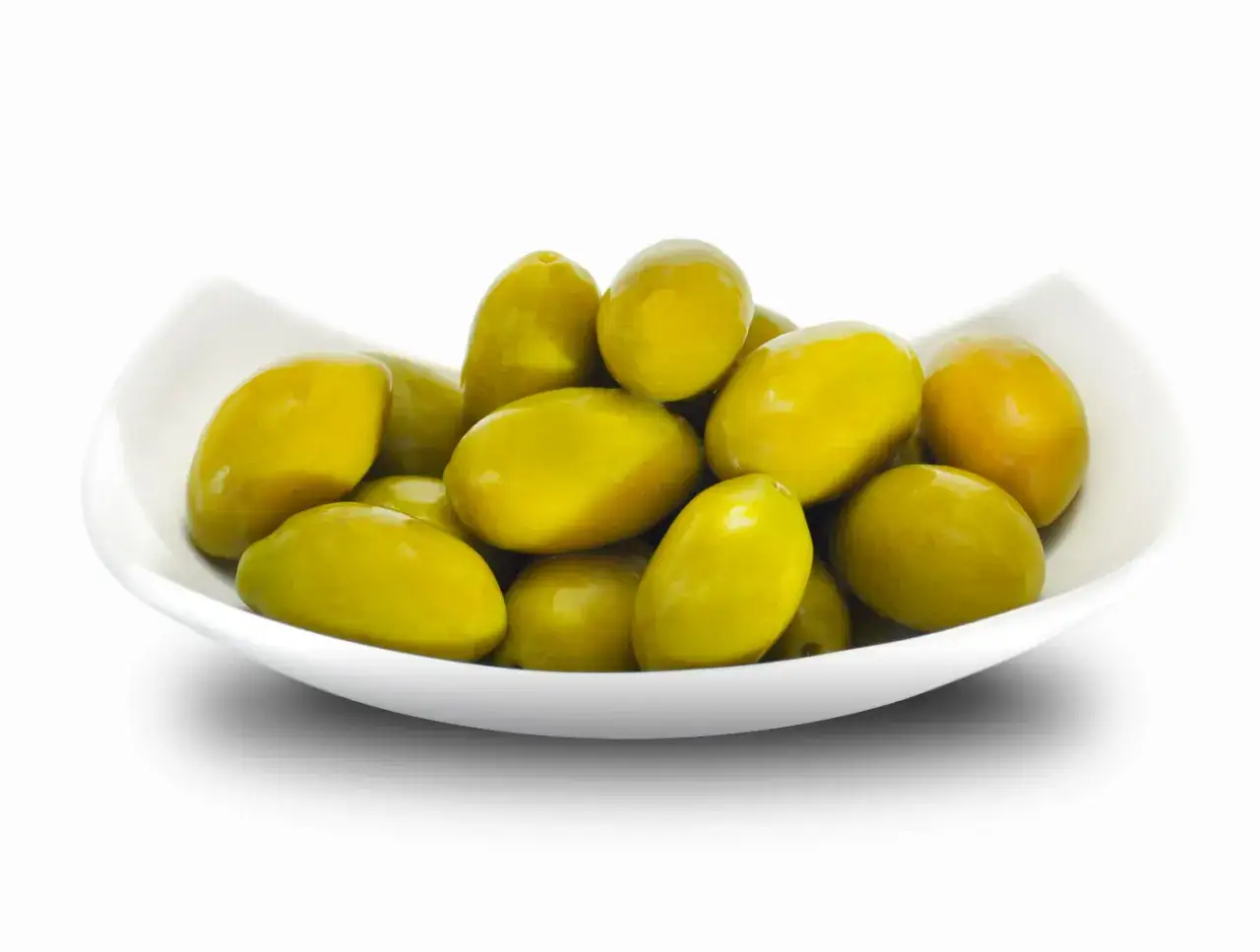 Un gruppo di olive verdi, dolci variet&agrave;, in una ciotola bianca.