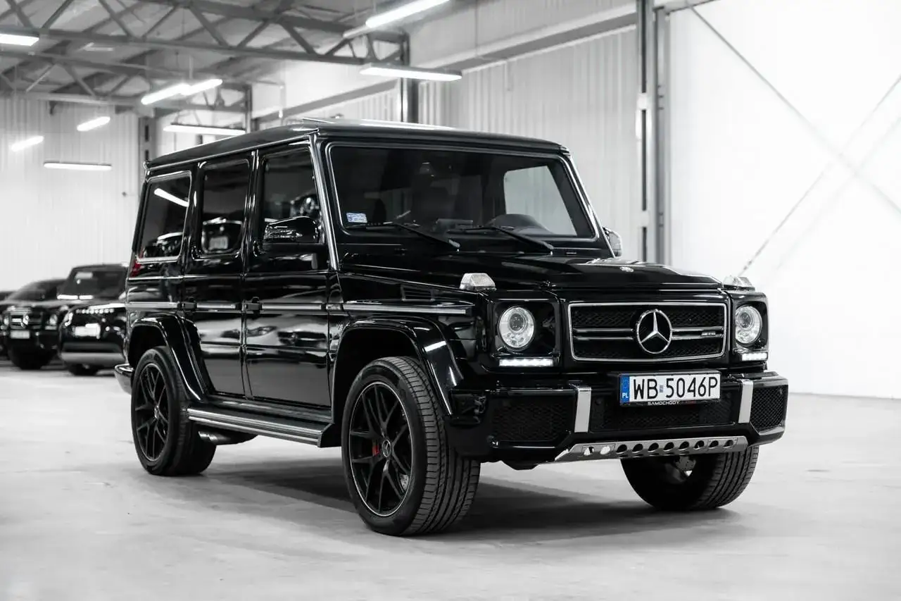 Czarny Mercedes G klasa, ikona stylu i mocy. Sprawdź, jaka jest jego aktualna mercedes g klasa cena.