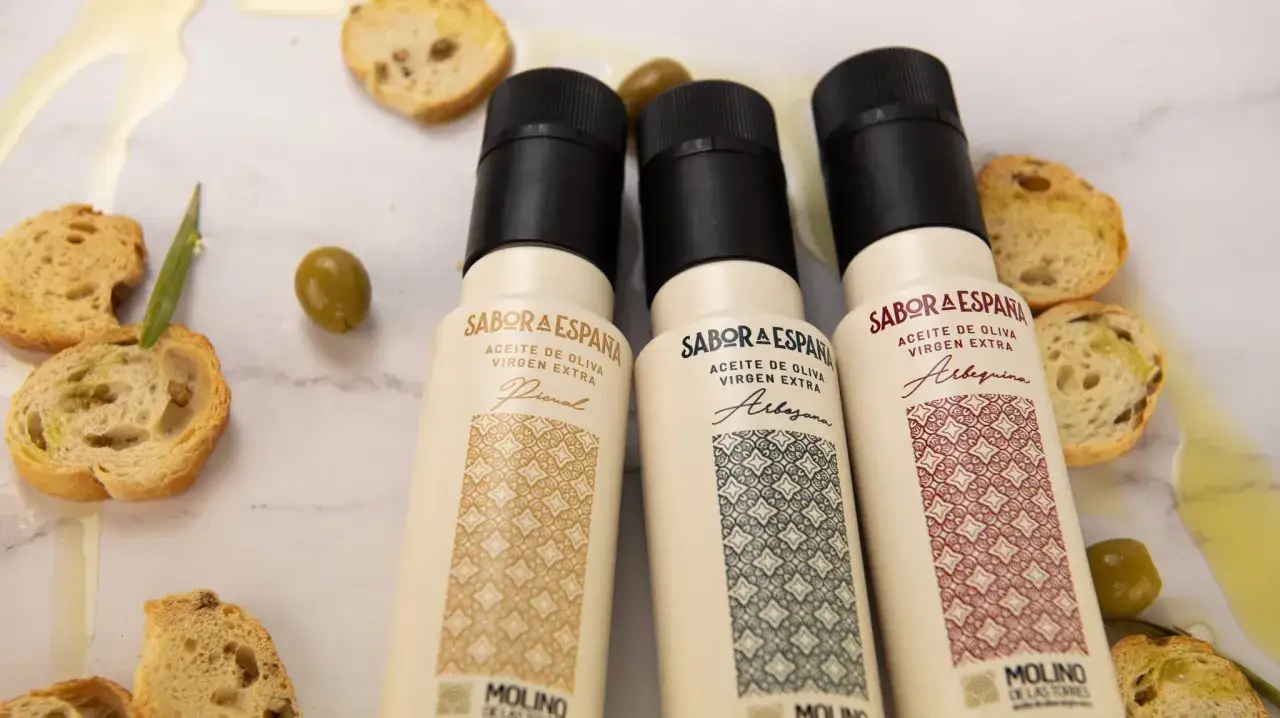 Tres botellas de aceite de oliva virgen extra