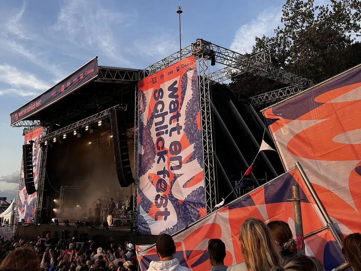 B&uuml;hne beim Watt en Schlick Festival Dangast. Gro&szlig;e Banner mit dem Schriftzug 