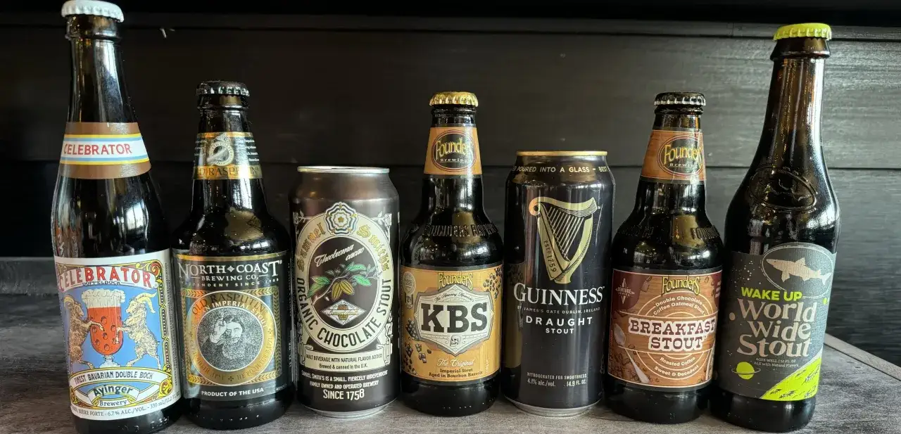 Una selezione di birre scure, tra cui una birra porter Guinness e altre stout, pronte per essere gustate.