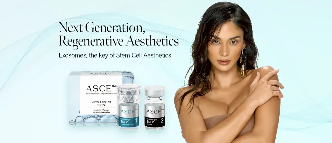 Kobieta z lśniącą sk&oacute;rą obok produkt&oacute;w ASCE, kt&oacute;re wykorzystują egzosomy do regeneracji.