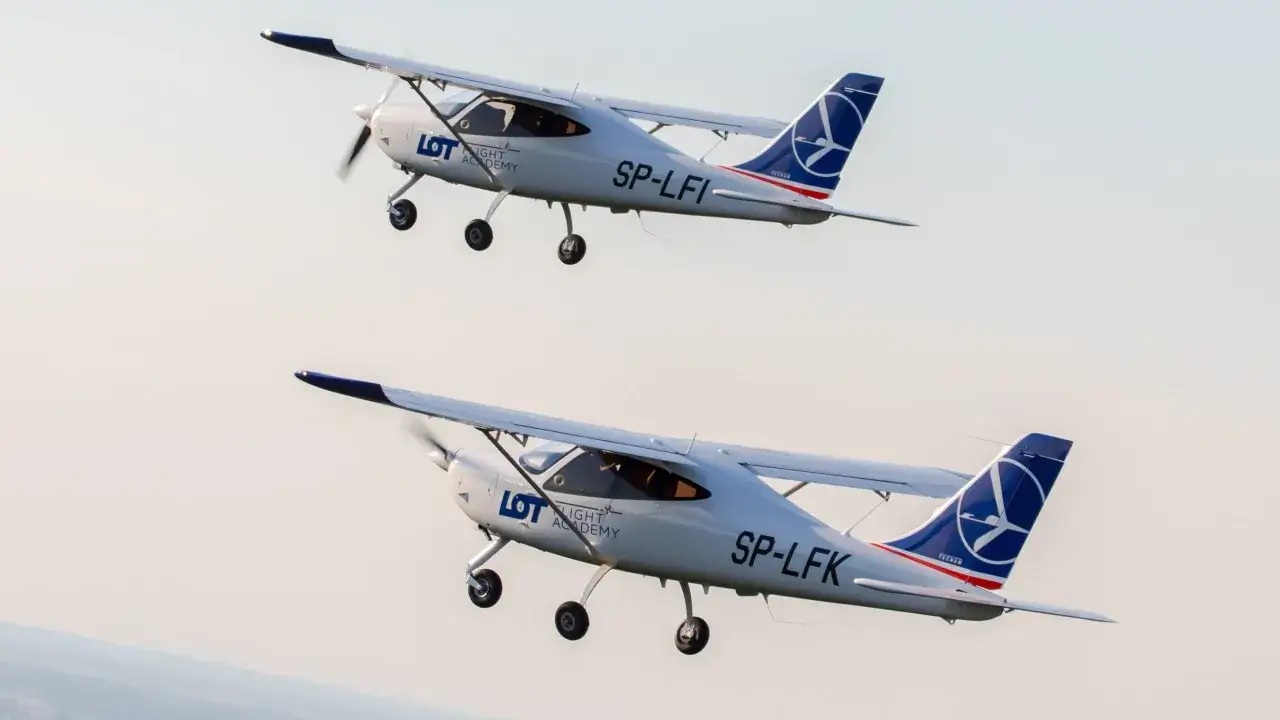 Dwa samoloty LOT Flight Academy w locie, gotowe do zdobycia licencji PPL.