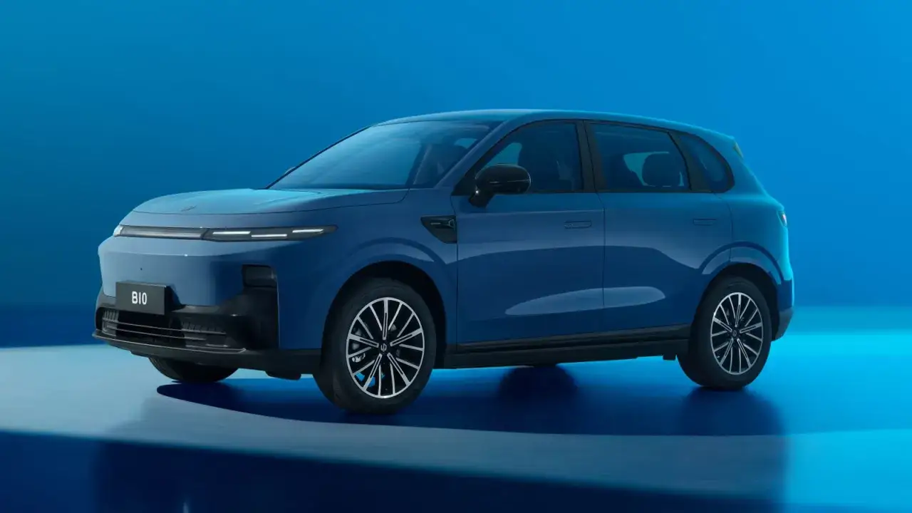 Niebieski SUV Leapmotor B10 z eleganckimi, nowoczesnymi liniami, prezentowany na tle błękitnego studia.