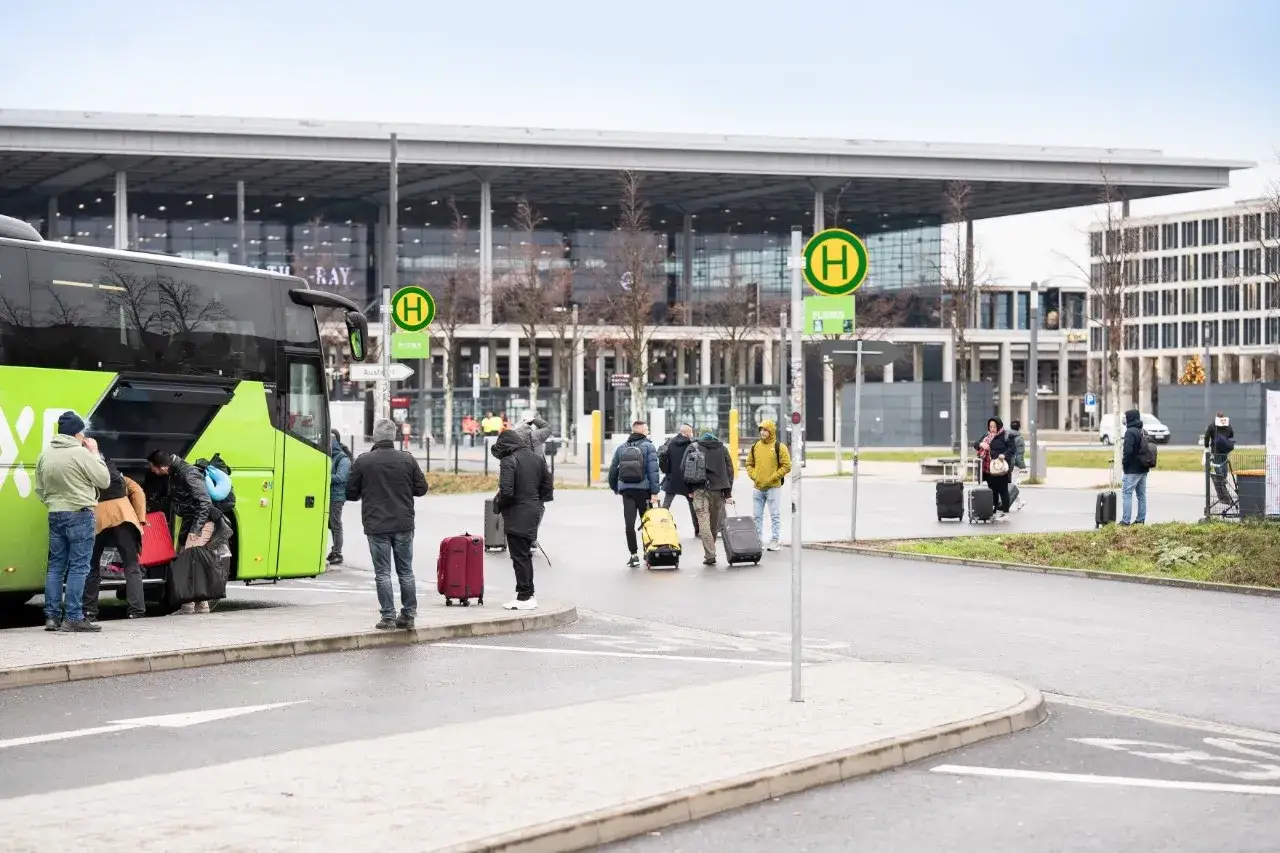 Droga z Terminalu 1 na Busparkplatz B BER