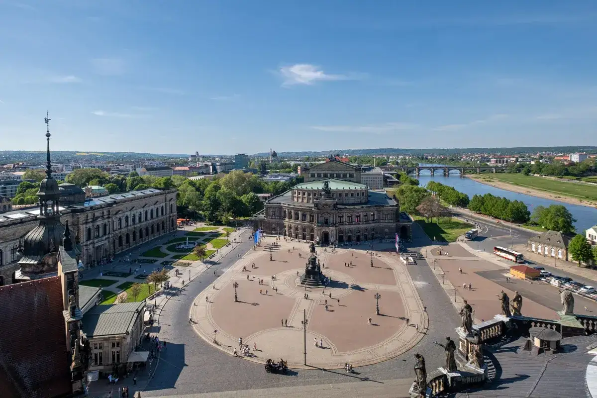 Widok na plac przed Semperoper w Dreźnie. Trasa spacerowa wzdłuż rzeki Łaby.