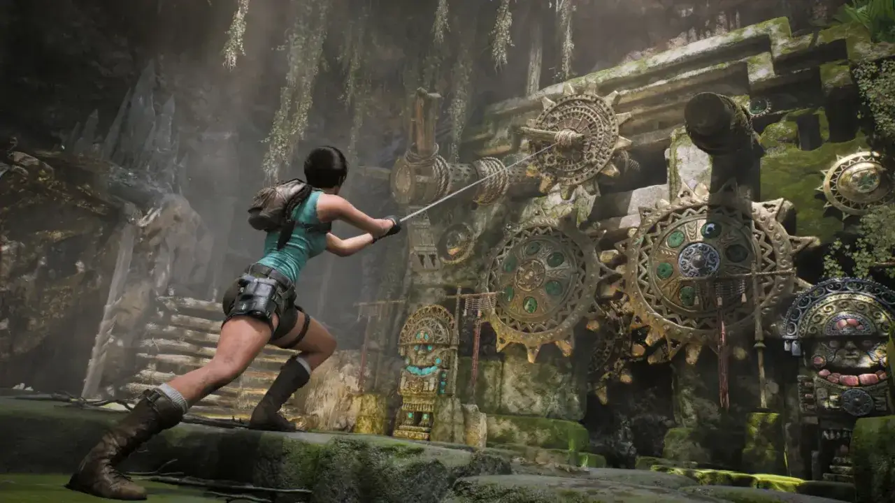 Lara Croft, w stylu tomb raider, aktywuje starożytny mechanizm w jaskini pełnej zębatek i kamiennych rzeźb.