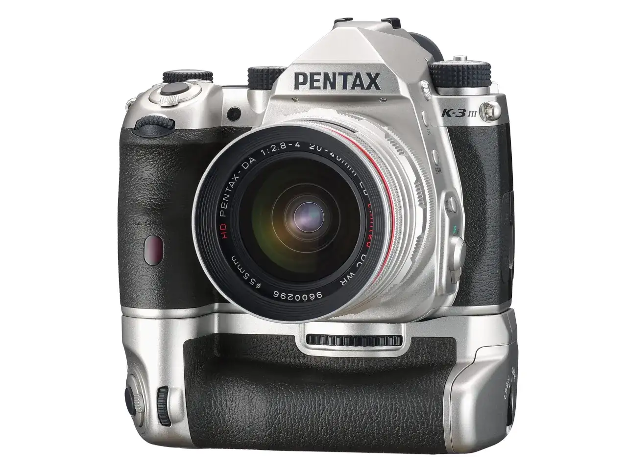 Pentax K-3 III, una reflex digitale con impugnatura verticale, pronta per la tua prossima recensione fotografica.