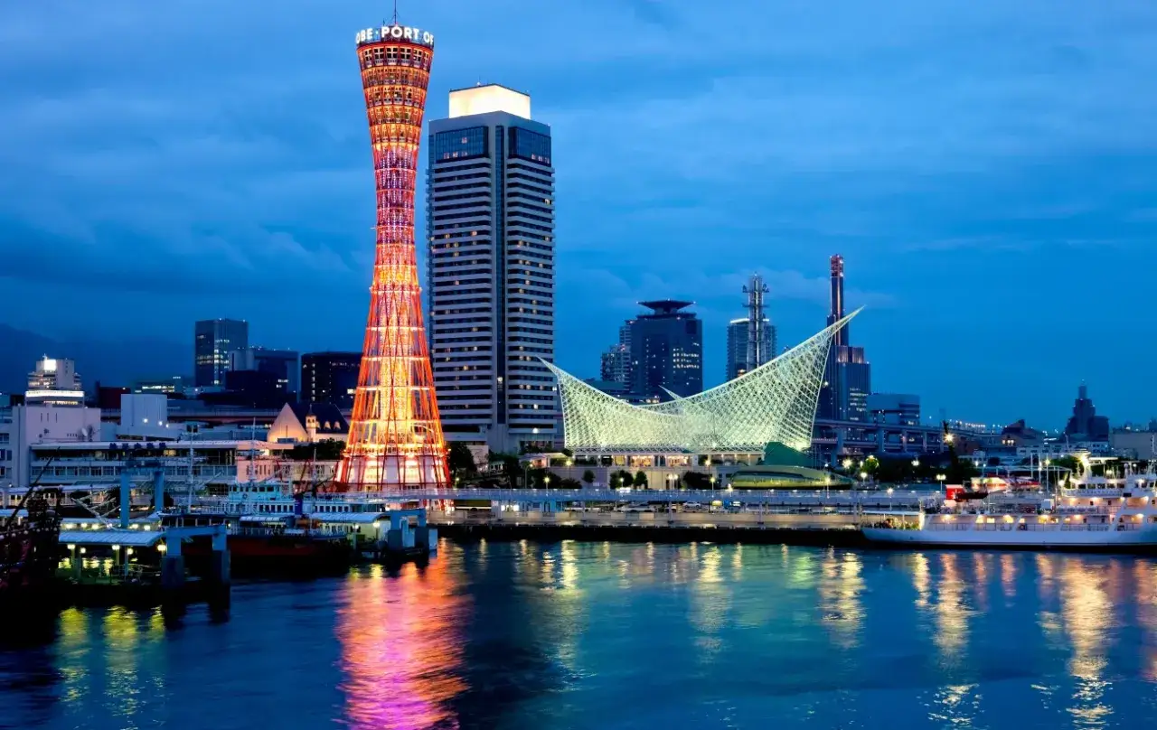Wieżowiec Port Tower w Kobe i nowoczesna architektura portu. To jedno z miejsc, co zobaczyć w Japonii, szczególnie wieczorem.