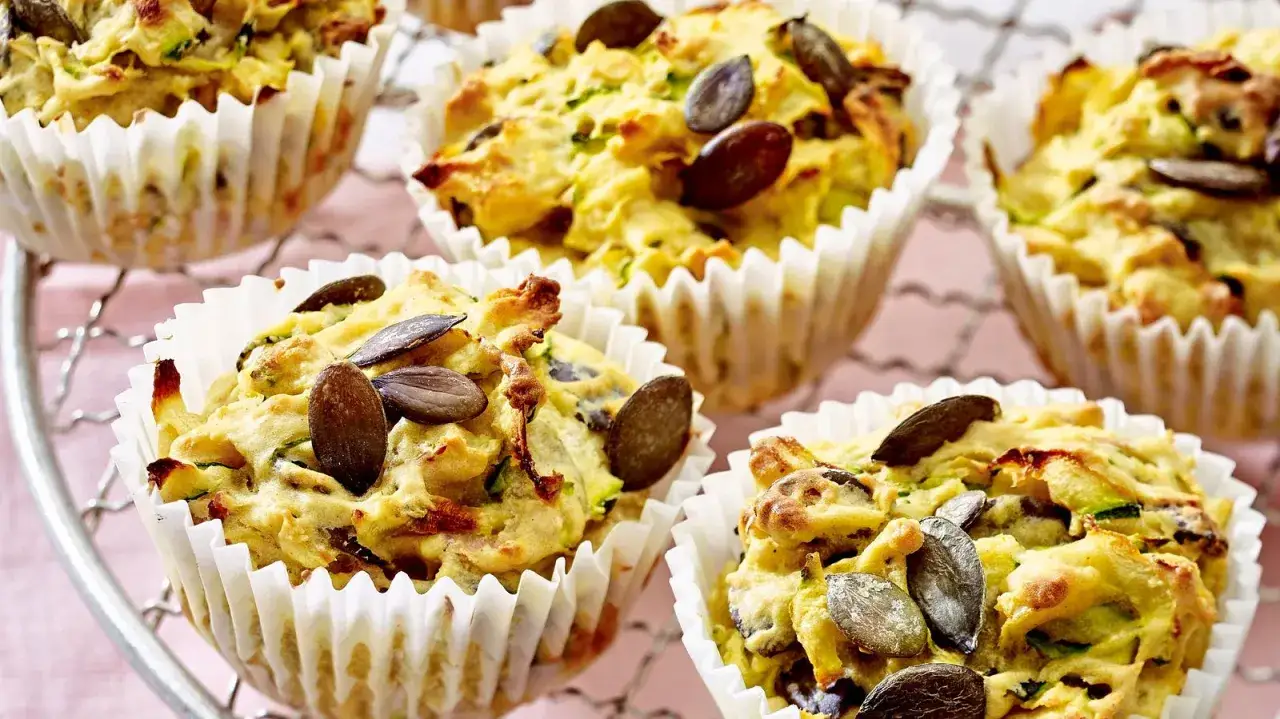 Saftige zucchini-muffins mit Kürbiskernen, frisch gebacken und bereit zum Genießen.