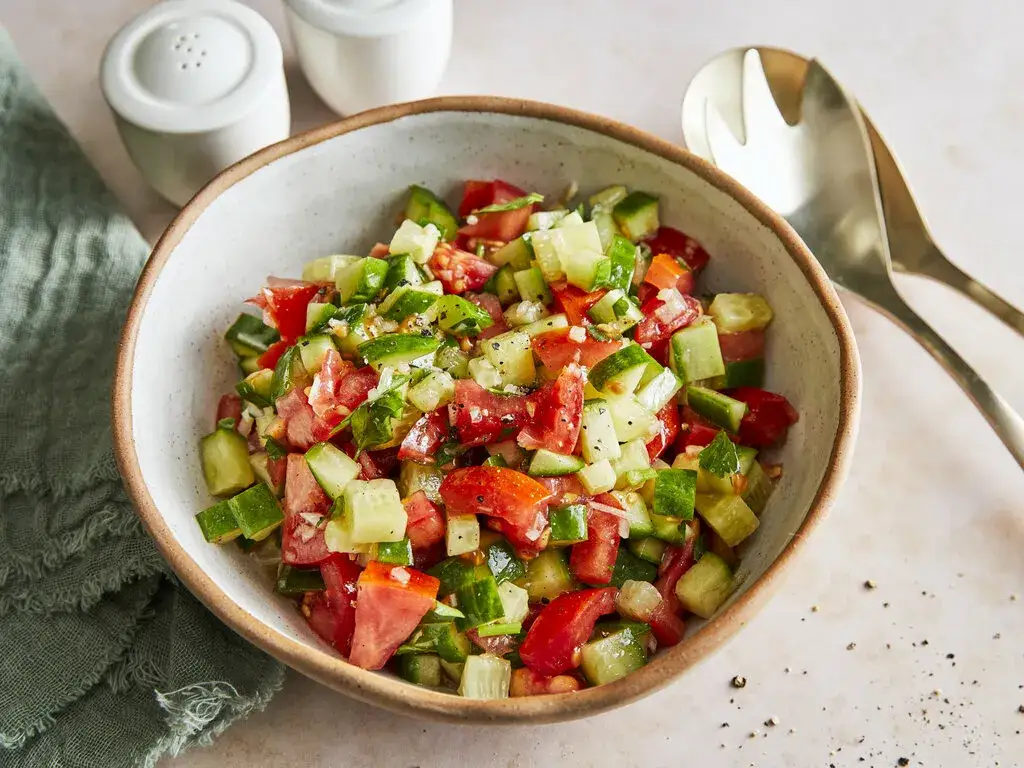 Frischer Gurken-Tomaten-Salat mit Kr&auml;utern