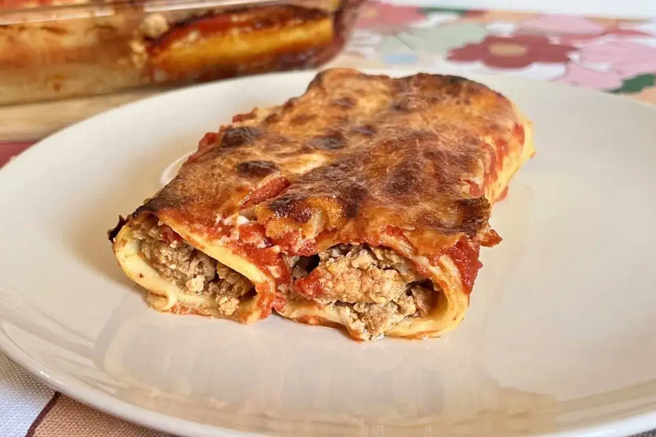 Cannelloni di carne ricetta della nonna, ripieni di un saporito rag&ugrave; e gratinati al forno.