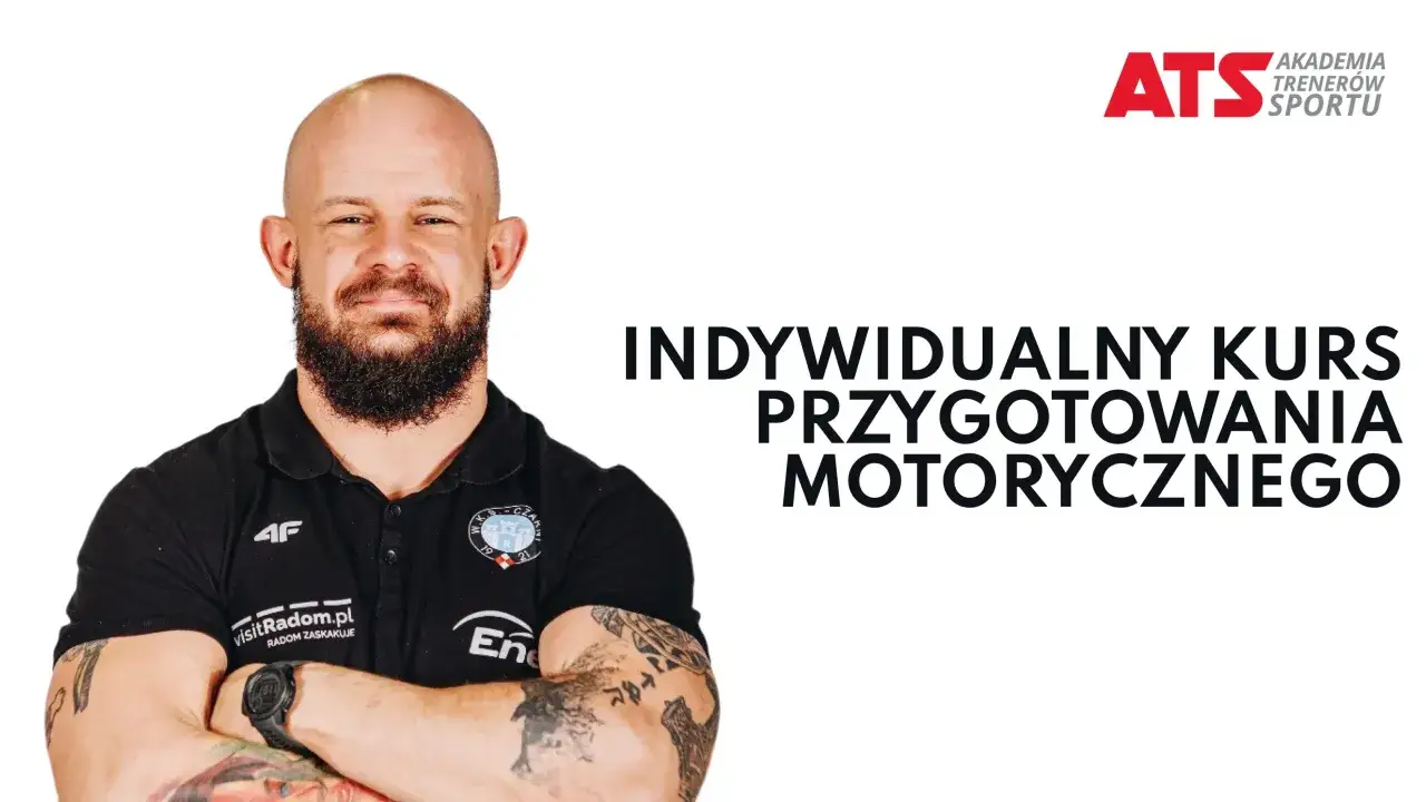 Trener z tatuażami, który może prowadzić szkolenia, prezentuje indywidualny kurs przygotowania motorycznego.
